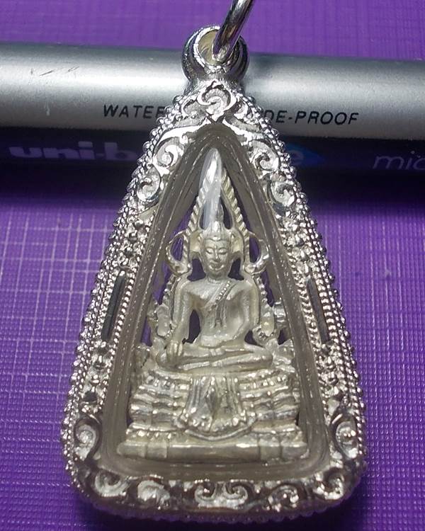 พระดีราคาเบา...พระพุทธชินราชเนื้อเงินพ่นทราย พิมพ์เล็ก รุ่นปิดทอง ปี 2547 เลี่ยมเงินพร้อมใช้