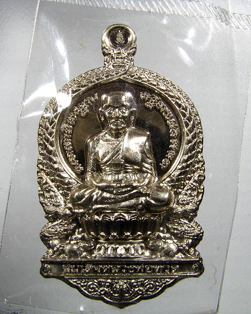 หลวงพ่อทวดนั่งพาน รุ่น๑ พิมพ์เสมา พุทธอุทยานมหาราช วัดวชิรธรรมาราม เนื้ออัลปาก้า