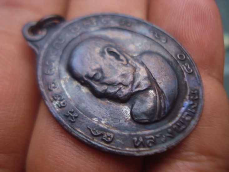 เหรียญหันข้าง 80ปี หลวงพ่อเงิน วัดดอนยายหอม ปี 13 เนื้อทองแดง  บล็อควงเดือน สวยๆครับ