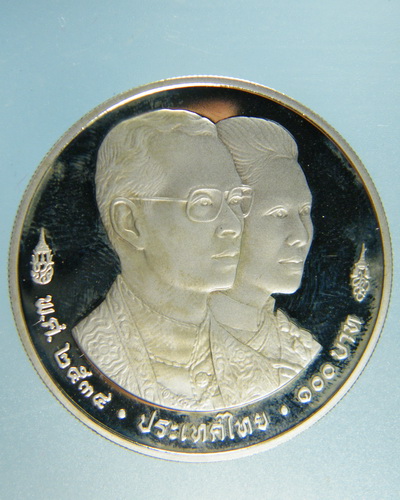(เคาะเดียว) เหรียญ ร.9 เนื้อเงิน ราคาหน้าเหรียญ 100  บาท กล่องกำมะหยี่ ปี34