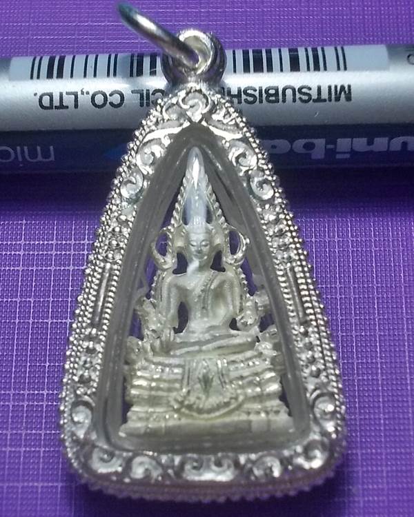 พระพุทธชินราชเนื้อเงินพ่นทราย พิมพ์เล็ก รุ่นปิดทอง ปี 2547 เลี่ยมเงินพร้อมใช้