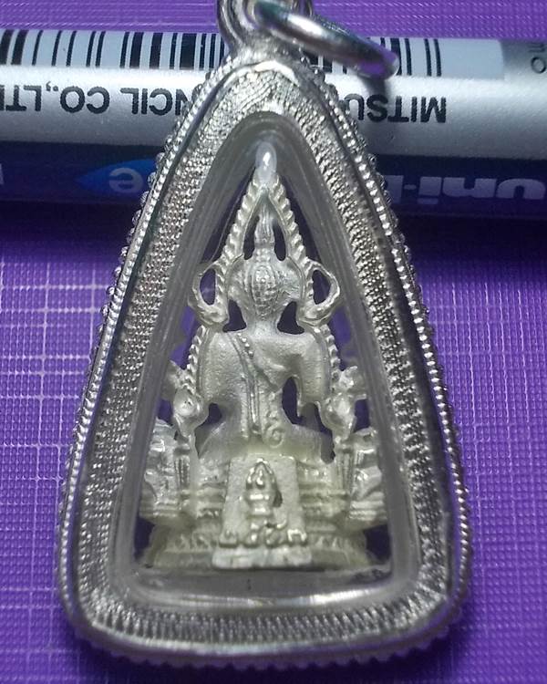 พระพุทธชินราชเนื้อเงินพ่นทราย พิมพ์เล็ก รุ่นปิดทอง ปี 2547 เลี่ยมเงินพร้อมใช้