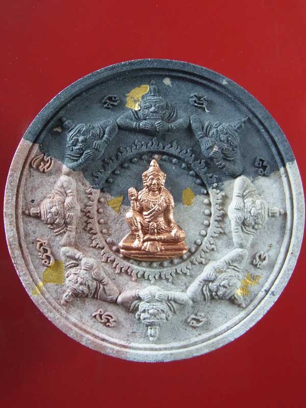 เนื้อนำฤกษ์ พรายบูรพาราชันย์ดำ หลวงพ่อสาคร วัดหนองกรับ ระยอง เนื้อก้นครกสามสี ฝังตระกุดสาริกาคู่