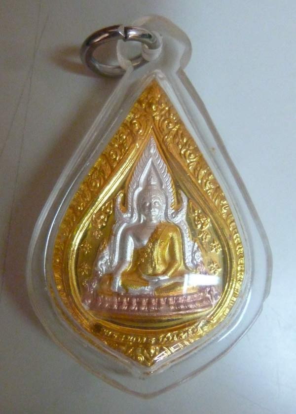 พระพุทธชินราช รุ่นปิดทอง เนื้อโลหะชุบ 3K. พิมพ์หยดน้ำ ปี 2547 วัดพระศรีรัตนมหาธาตุวรมหาวิหาร