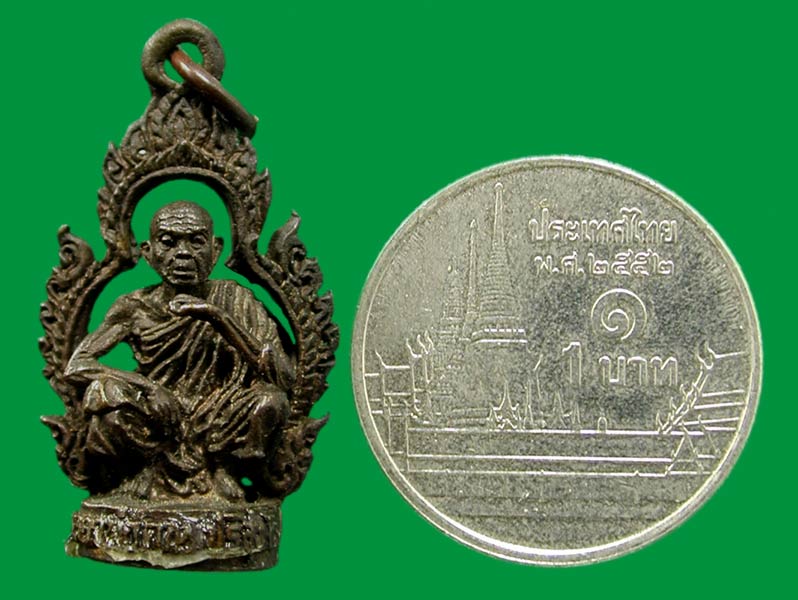หลวงพ่อคูณกระเช้าฉีดรุ่นแรกครับ มีลงในหนังสือรวมเล่มหลวงพ่อคูณ องค์นี้สวยสุดๆ .....เคาะแรก
