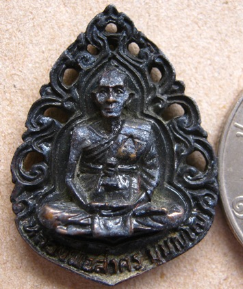 เหรียญหล่อฉลุ ทองเหลืองรมดำ รุ่นชินบัญชร ปี 2540 หลวงพ่อสาคร วัดหนองกรับ จ ระยอง พร้อมกล่องเดิม