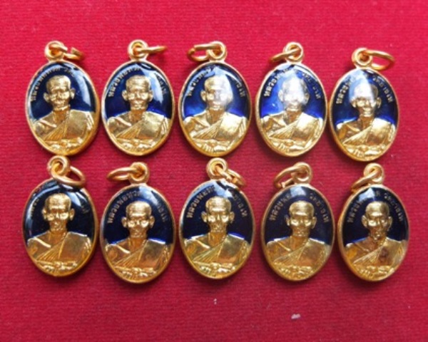 หลวงปู่ทวดวัดช้างให้ พิมพ์เม็ดแตงลงยาสีน้ำเงินเคลือบเรซิ่น ปี 55 รวม 10 องค์ พร้อมใบคาถา 5 ใบ 052