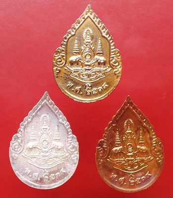 เหรียญพระแก้วมรกตลงยา 3 สี 3 กษัตริย์ ฉลองสิริราชสมบัติครบ 50 ปี ปี 39 ตอกโค๊ด พร้อมกล่องเดิม