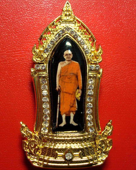 *ล็อกเก็ตหลวงพ่อฤาษีลิงดำ วัดท่าซุง กะไหล่ทองประดับเพชร รูปยืนถือไม้เท้า ขนาดใหญ่ สวยมากค่ะ *