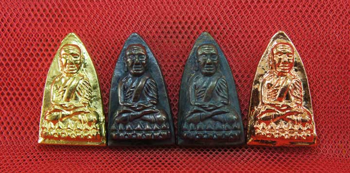 หลวงปู่ทวด พิมพ์เตารีดใหญ่ 4 องค์ เนื้อเปียกทอง เนื้อนวะ เนื้อผิวไฟ เนื้อสตางค์เเดง วัดในหาน อ.นอง อ