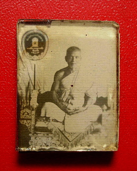 *รูปถ่ายเก่าหลวงพ่อแดง วัดทุ่งคอก จ.สุพรรณบุรี ขนาดห้อยคอ หลังจารยันต์ หายากมาก ๆ ค่ะ*