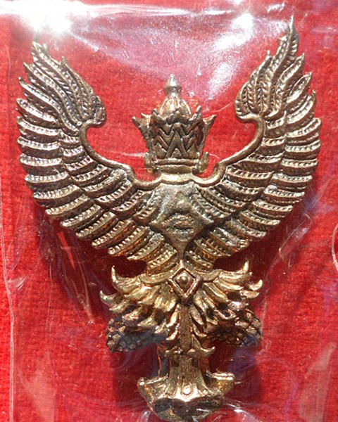 *** พญาครุฑรุ่นแรก เนื้อนวะโลหะประกายรุ้ง+ผ้ายันต์ พ่อท่านเขียว วัดห้วยเงาะ ตอกโค๊ต หมายเลข ๘๘๒