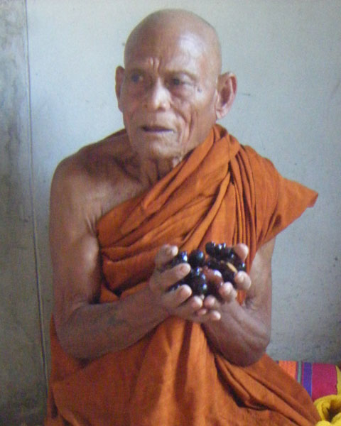 //คืนกำไรให้ลูกค้า//สีผึ้งเสน่ห์จันทร์สาว หลวงปู่สิงห์ วัดบ้านขี้เหล็ก อ.น้ำเกลี้ยง จ.ศรีสะเกษ**B29*