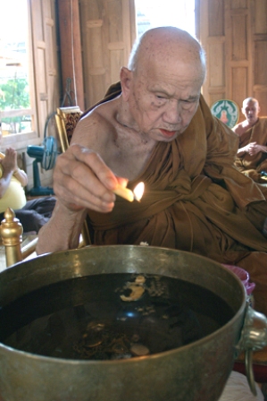 พระขุนแผนใบพุทรา หลวงปู่ทิม วัดพระขาว จังหวัดพระนครศรีอยุธยา