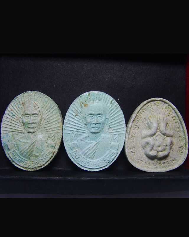 หลวงพ่อสง่า วัดหนองม่วง(วัดบ้านหม้อ) เนื้อผงผสมเส้นเกศา3องค์..สวยๆ..