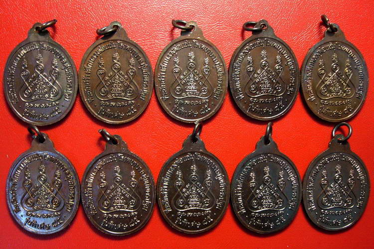 *เหรียญหลวงพ่อแช่ม วัดดอนยายหอม รุ่นสร้างโรงพยาบาล(หลังคาระเบิด) 10 เหรียญ สวยมากค่ะ*