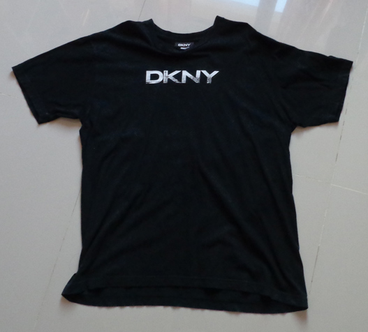 เสื้อ DKNY ของแท้ 100% ลายสกรีนพิเศษ ลายเมื่องนิวยอร์คในลายอักษร DKNY