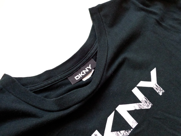 เสื้อ DKNY ของแท้ 100% ลายสกรีนพิเศษ ลายเมื่องนิวยอร์คในลายอักษร DKNY