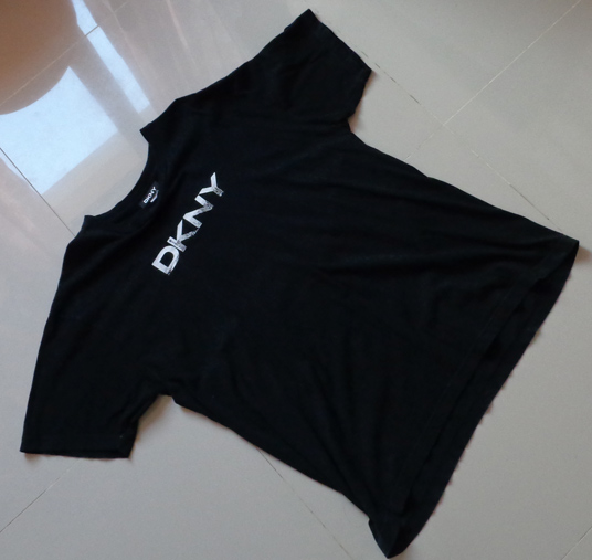 เสื้อ DKNY ของแท้ 100% ลายสกรีนพิเศษ ลายเมื่องนิวยอร์คในลายอักษร DKNY