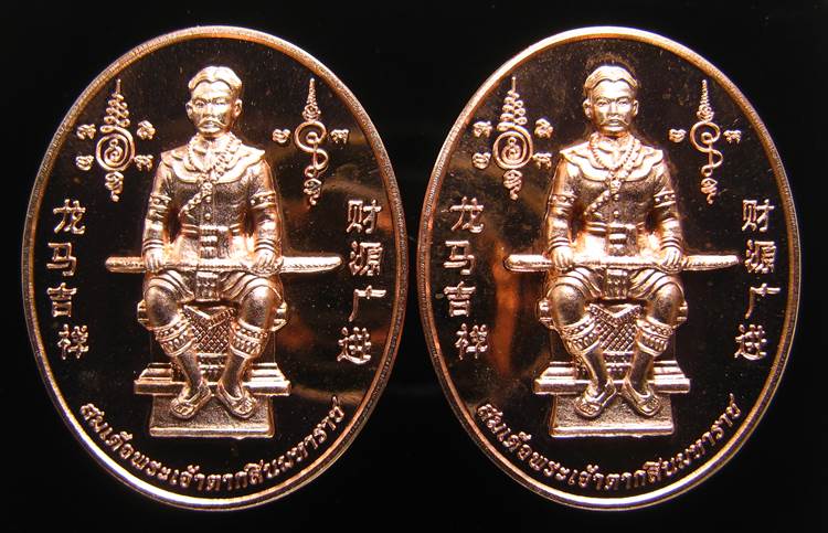**2 องค์ เหรียญพระเจ้าตาก ด้านหลังครุฑ วัดตรีทศเทพ ปี 55 สวยมากครับ เคาะเดียวแดง**DE23