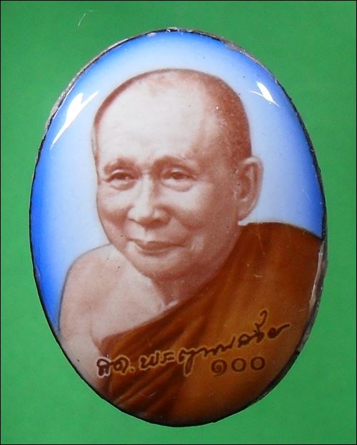 ล็อกเก็ตการฉลอง๑๐๐ชันษา บรรจุเกศา,จีวร เข้าพิธีใหญ่วันที่๙ เดือน๙ ขนาด ๒.๕*๓.๕ ซม. มอบรายการด้านล่าง