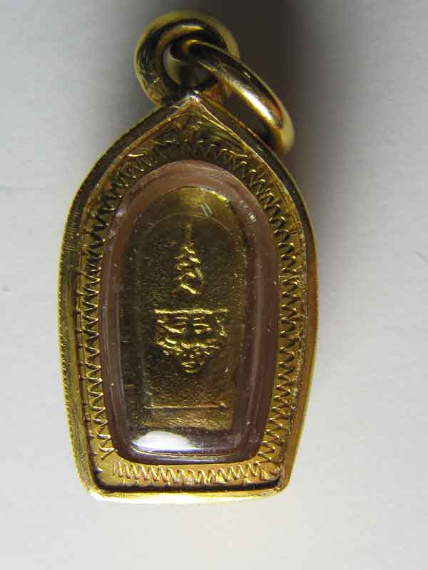 ปรกใบมะขามรุ่น2หลวงพ่อเปิ่นเนื้อทองคำเลี่ยมทองลงยา