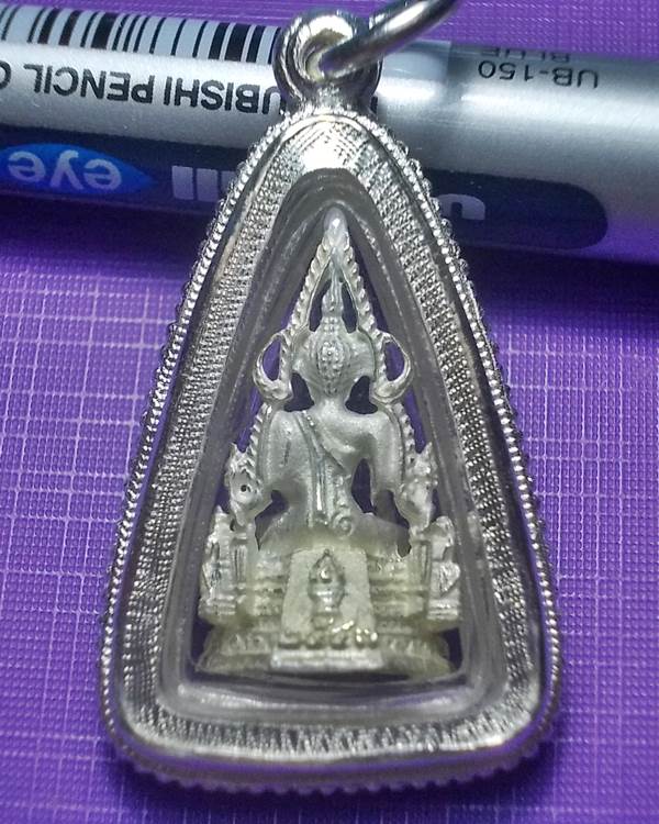 พระพุทธชินราชเนื้อเงินพ่นทราย พิมพ์เล็ก รุ่นปิดทอง ปี 2547 เลี่ยมเงินพร้อมใช้