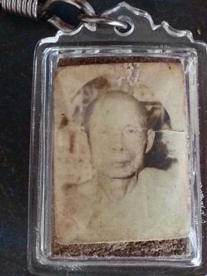 สมเด็จหลวงพ่อเริ่ม ด้านหลังมีรูปถ่ายหลังยันต์แดง วัดจุกกะเฌอ ชลบุรี สวยหายาก