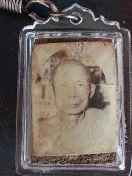 สมเด็จหลวงพ่อเริ่ม ด้านหลังมีรูปถ่ายหลังยันต์แดง วัดจุกกะเฌอ ชลบุรี สวยหายาก