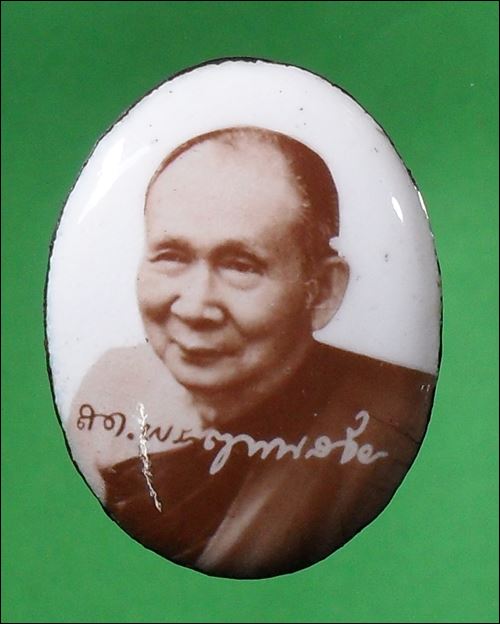 ล็อกเก็ตฉากขาว บรรจุเทียนชัย,เกศา,จีวร ปีสามกว่า มอบรายการด้านล่าง