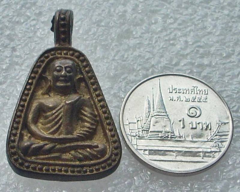 เหรียญจอบข้างเม็ด รุ่นพิเศษ < หลวงพ่อเงิน วัดบางคลาน > เนื้อทองทิพย์ ปี 2535 ...สวยมากครับ.
