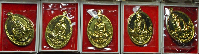 เหรียญบารมี ๕๓ หลวงพ่อสาคร เนื้อทองสวิส ๕ เหรียญ แดงเคาะแรก ต่ำกว่าราคาวัด พร้อมกล่อง