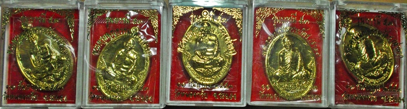 เหรียญบารมี ๕๓ หลวงพ่อสาคร เนื้อทองสวิส ๕ เหรียญ แดงเคาะแรก ต่ำกว่าราคาวัด พร้อมกล่อง