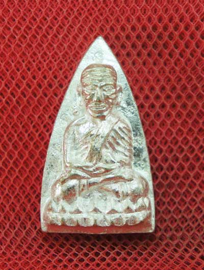 หลวงปู่ทวดหลังเตารีดหล่อโบราณวัดบวรนิเวศวิหาร เนื้อนวะโลหะแก่เงิน 12 โค๊ด หมายเลข 904 ปี 43