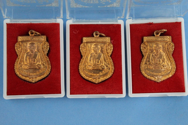 เหรียญ 100 ปี อ.ทิม ทองแดง 3 เหรียญ ผิวไฟสวยเดิมๆ