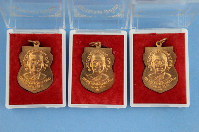เหรียญ 100 ปี อ.ทิม ทองแดง 3 เหรียญ ผิวไฟสวยเดิมๆ
