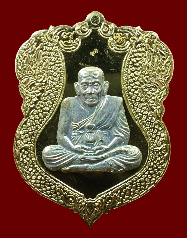 เหรียญเสมาหลวงปู่ทวด ญสส.90 พรรษา ทองเหลืองขัดเงาหน้าเงิน No. 401 สมเด็จพระญาณสังวรฯ วัดบวรฯ ปี 46