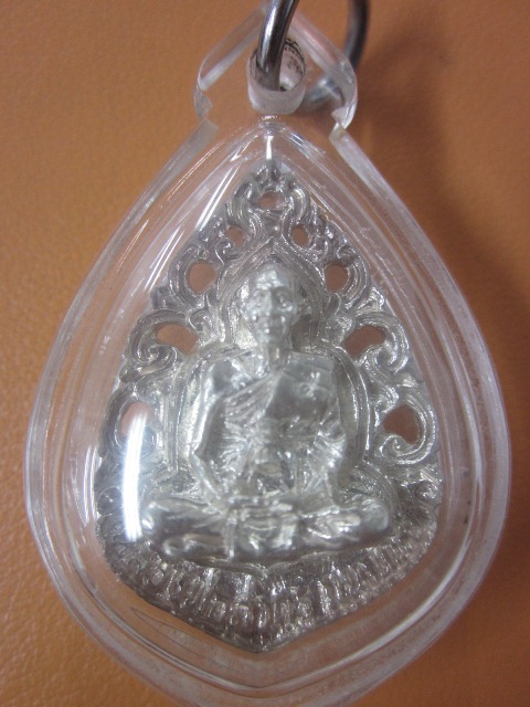 เหรียญหล่อฉลุรุ่นแรก เนื้อเงิน หลวงพ่อสาคร ปี 2540 มีจารหลังสวยๆเลี่ยมพร้อมใช้ครับ