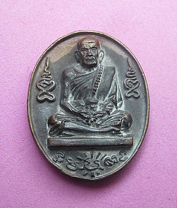 วัดใจแดงที่100เหรียญหล่อโบราณ(เหรียญ ร.ศ.) หลวงปู่หมุน ฐิตสีโล เนื้อระฆังเก่าอายุ 300 ปี พร้อมกล่อง