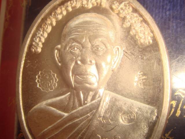 เหรียญหลวงพ่อคูณรุ่นอายุยืนครึ่งองค์ออกวัดแจ้งนอกปี2553เนื้อเงิน  หมายเลข 219สภาพสวย