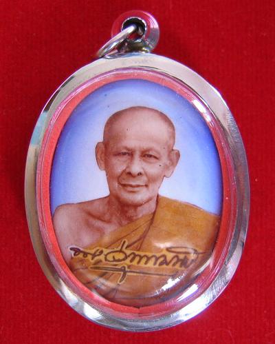 ล็อกเก็ตรูปเหมือนครึ่งองค์พิมพ์ใหญ่สีฟ้า ตะกรุดเงินคู่ ลายเซ็นพระสุนทรธรรมานุวัตร หลวงพ่อเอียด 