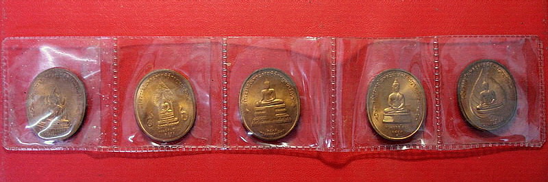 *เหรียญในหลวงหลังพระพุทธปัญจภาคี พิธีกาญนาภิเษกปี 2539 ครบชุดในซองเดิมค่ะ*