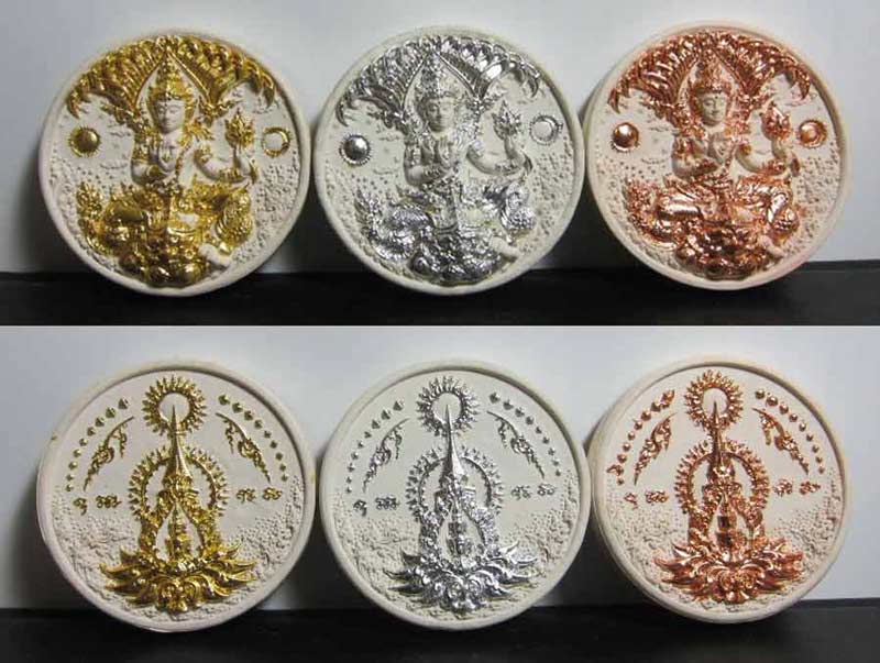 อภิปัญญามหาเศรษฐี  เนื้อผงว่านใหญ่ 5.5 ซม. ครบ 3 สี ปัดทอง-เงิน-นาก รวม 9 องค์
