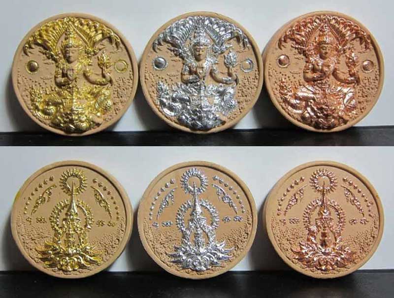 อภิปัญญามหาเศรษฐี  เนื้อผงว่านใหญ่ 5.5 ซม. ครบ 3 สี ปัดทอง-เงิน-นาก รวม 9 องค์