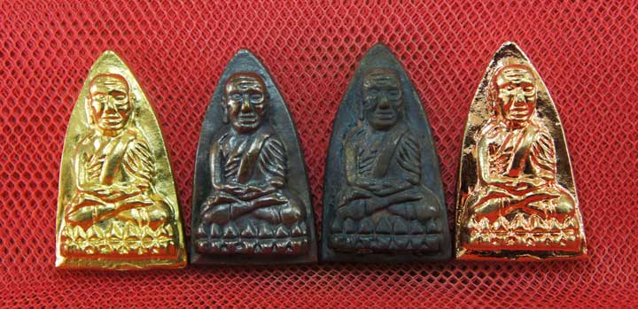 หลวงปู่ทวด พิมพ์เตารีดใหญ่ 4 องค์ เนื้อเปียกทอง เนื้อนวะ เนื้อผิวไฟ เนื้อสตางค์เเดง วัดในหาน อ.นอง อ
