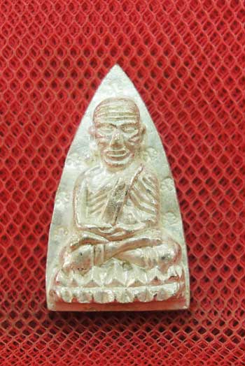 หลวงปู่ทวดหลังเตารีดหล่อโบราณวัดบวรนิเวศวิหาร เนื้อนวะโลหะแก่เงิน 12 โค๊ด หมายเลข 743 ปี 43