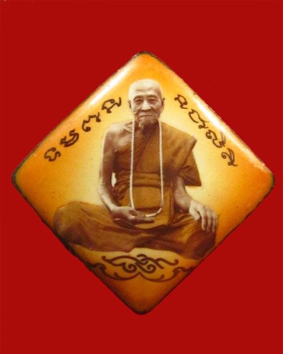 ล็อคเก็ตฝังแผ่นปั้ม ตะกรุด จีวร เกศา หลวงปู่คำบุ รุ่นเพชรกลับทรัพย์ทวี ชุดกรรมการ หมายเลข 262