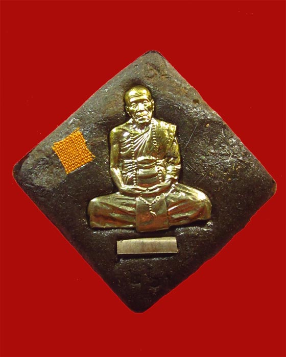 ล็อคเก็ตฝังแผ่นปั้ม ตะกรุด จีวร เกศา หลวงปู่คำบุ รุ่นเพชรกลับทรัพย์ทวี ชุดกรรมการ หมายเลข 262