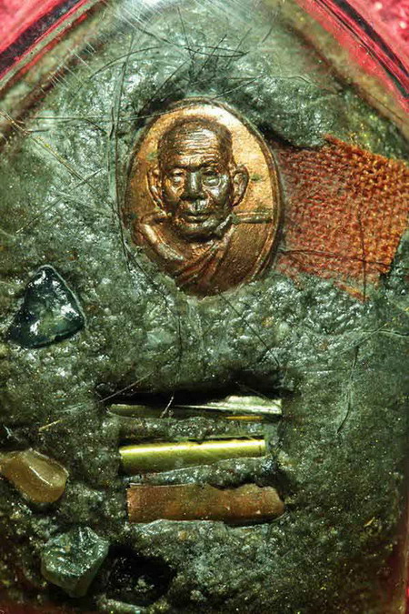 กุมารประสพโชค หลวงปู่หมุน หลังเม็ดยาแดงๆ เกษาจีวรตะกรุด3ดอก พลอยเสก เกศาเยอะมากจริงๆ