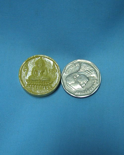 พระผงจันทร์ลอยลงแล็คเกอร์ ประมาณปี22 วัดบวรนิเวศวิหาร กทม [2]